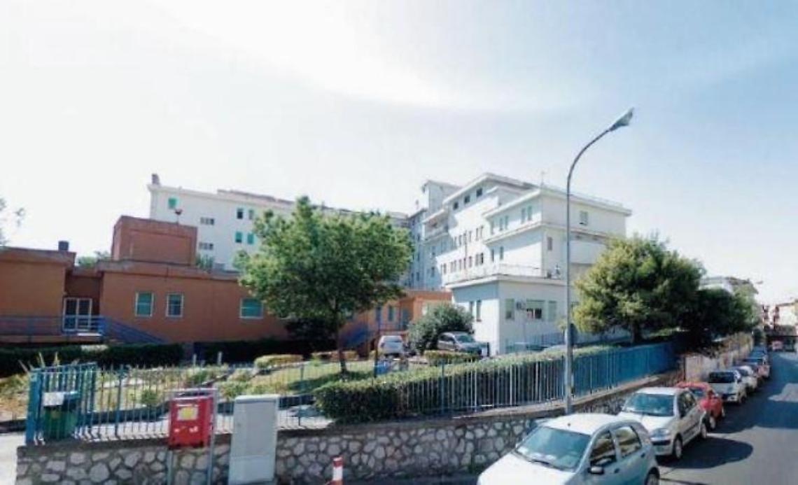 Precipita dal balcone, gravemente ferito un bimbo di 3 anni: il piccolo torna a casa
