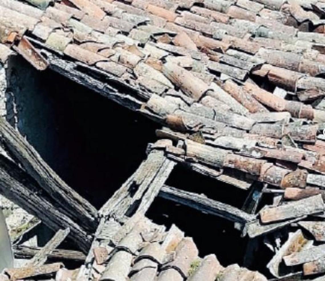 Edificio pericolante nel borgo, urgono interventi: l'appello delle famiglie