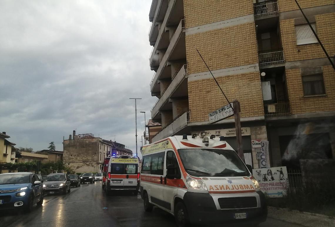 Intrappolato nell'ascensore: momenti di paura per un uomo. Poi i soccorsi