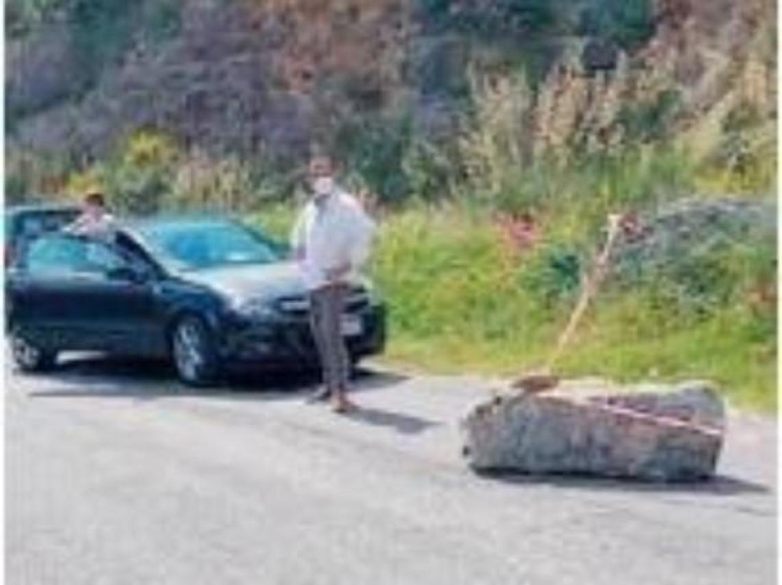Grosso masso cade sulla provinciale: la paura corre in strada