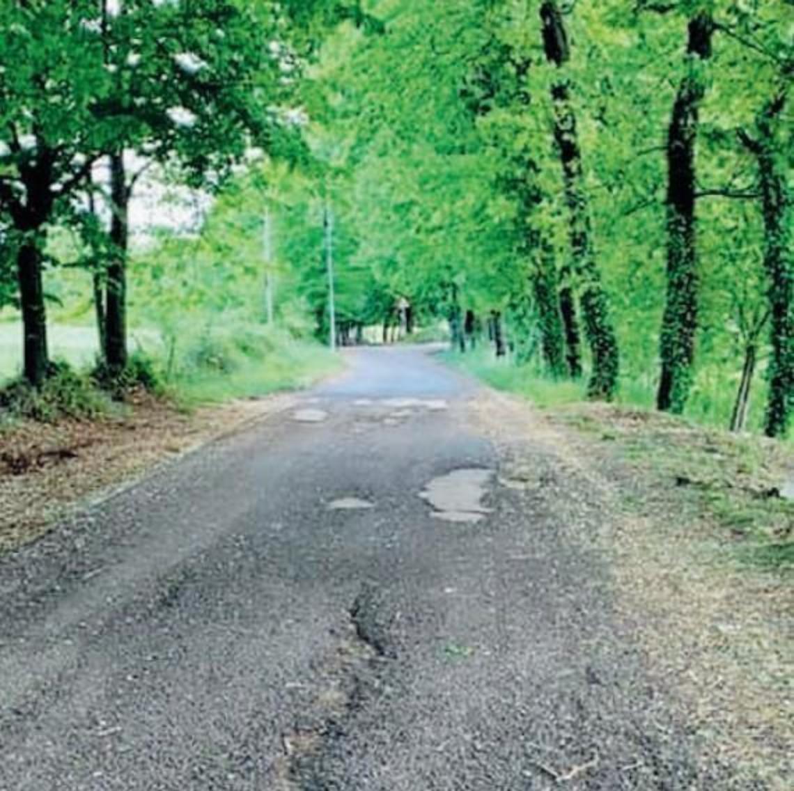 Nuovo asfalto su alcune strade: «Lavori a metà e non risolutivi»