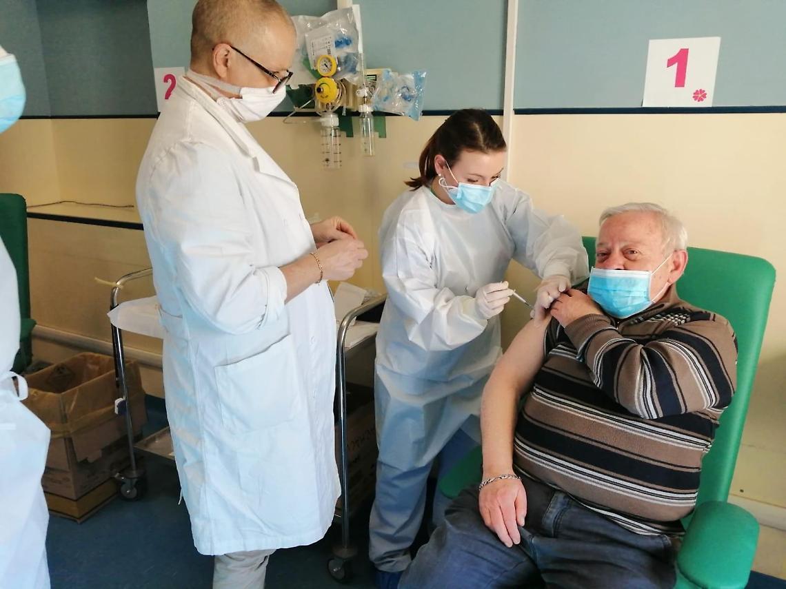 Vaccini, da mezzanotte prenotazioni attive per le fasce di età 52 e 53 anni