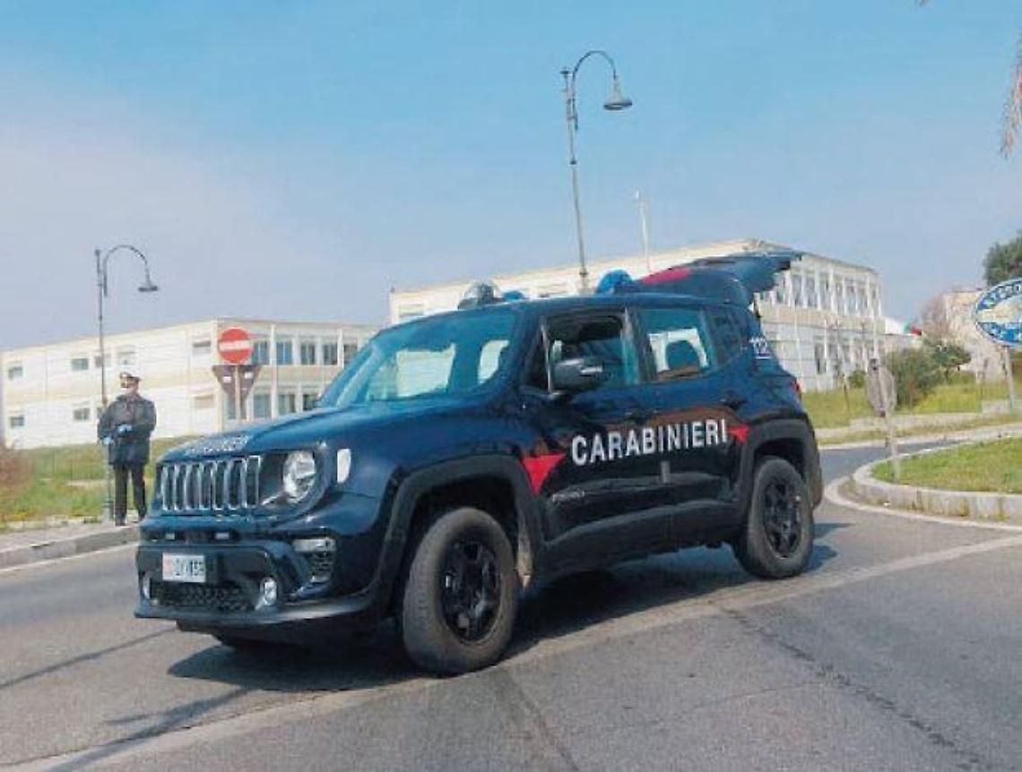 Sorpreso nell'auto con "dispositivi" falsificati: giovane denunciato