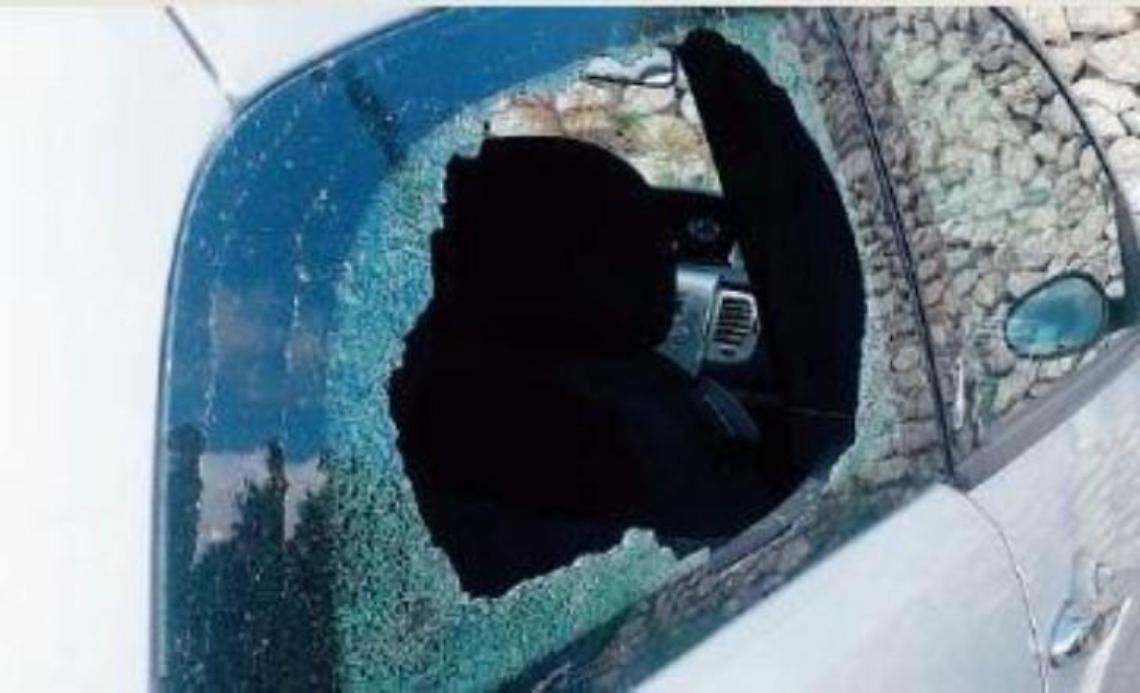 Topi d'auto in agguato: finestrino sfondato e borsa rubata in pieno centro