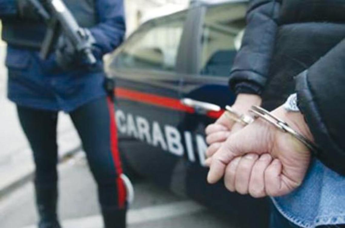 Picchia la compagna, poi con un pugno in faccia la stende a terra: la feroce violenza