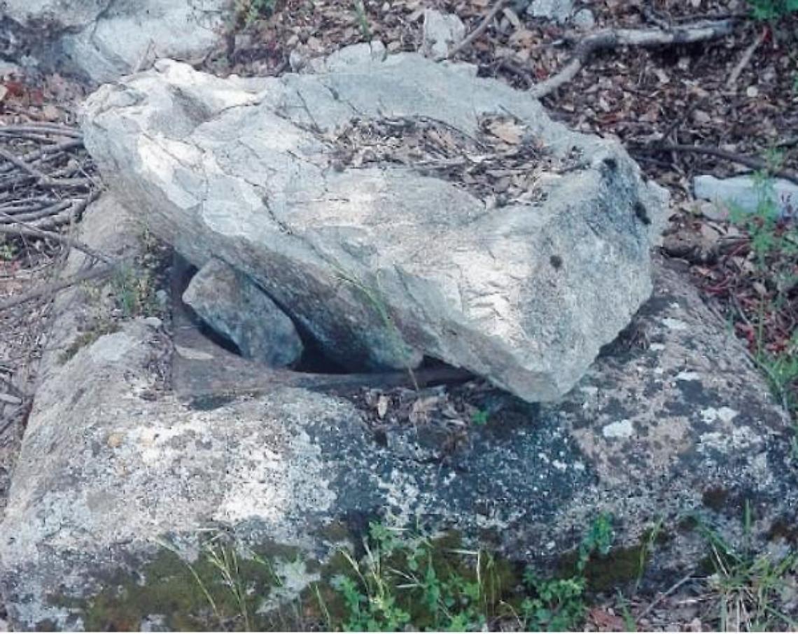 Tombino chiuso con un masso: si rischia che qualcuno possa finirci dentro