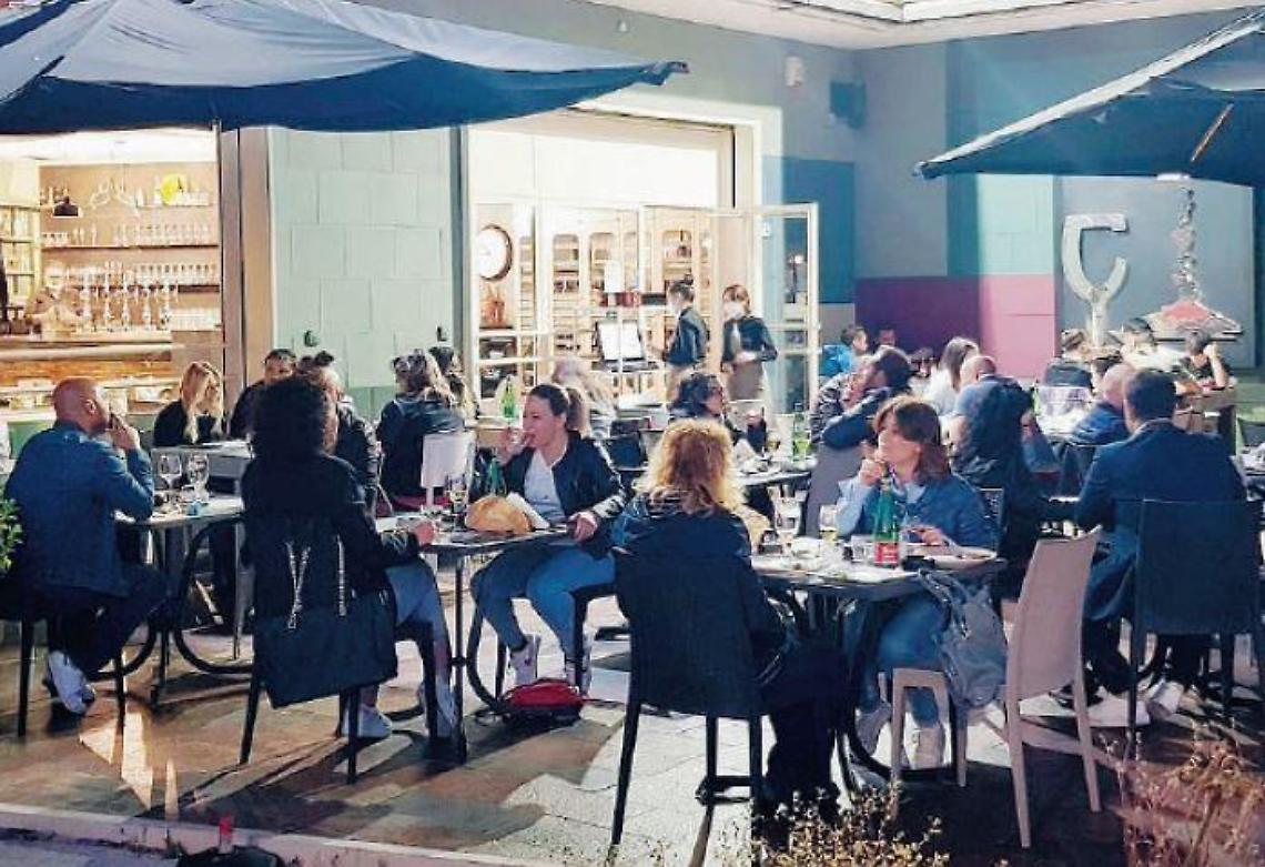 Covid e coprifuoco allentato: a cena senza guardare l'orologio