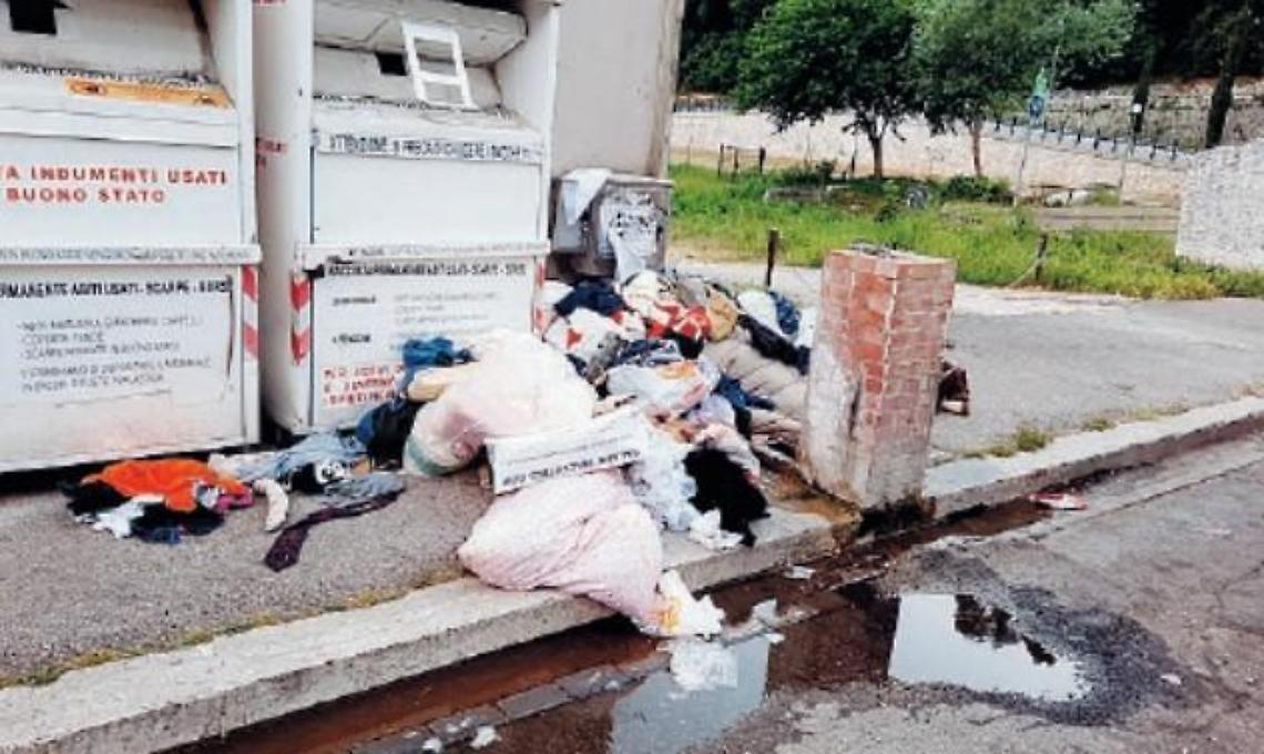 Raid agli abiti usati: i cassonetti spostati all'isola ecologica