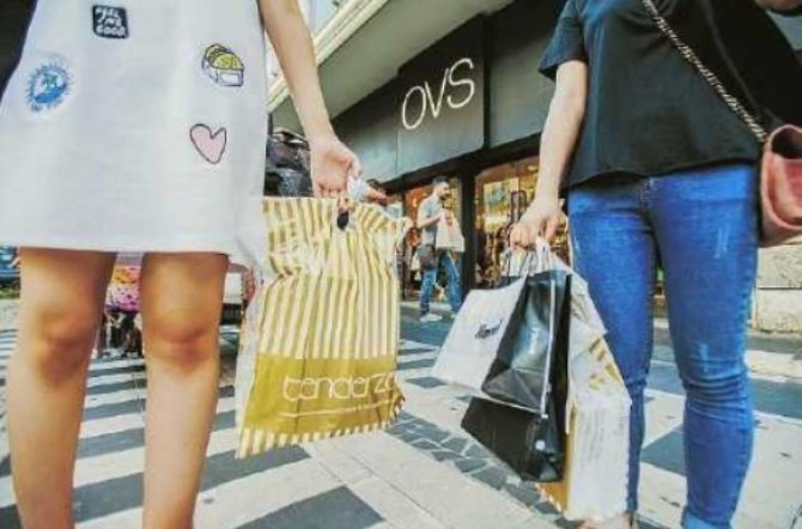Saldi estivi da luglio, ma già a giugno partono le vendite promozionali