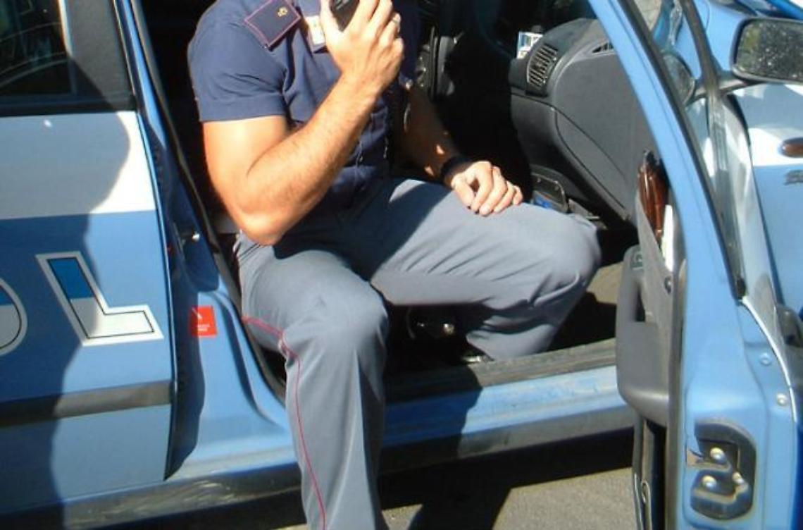 Aggredisce e deruba una donna al bar, poi si scaglia contro i poliziotti: arrestata