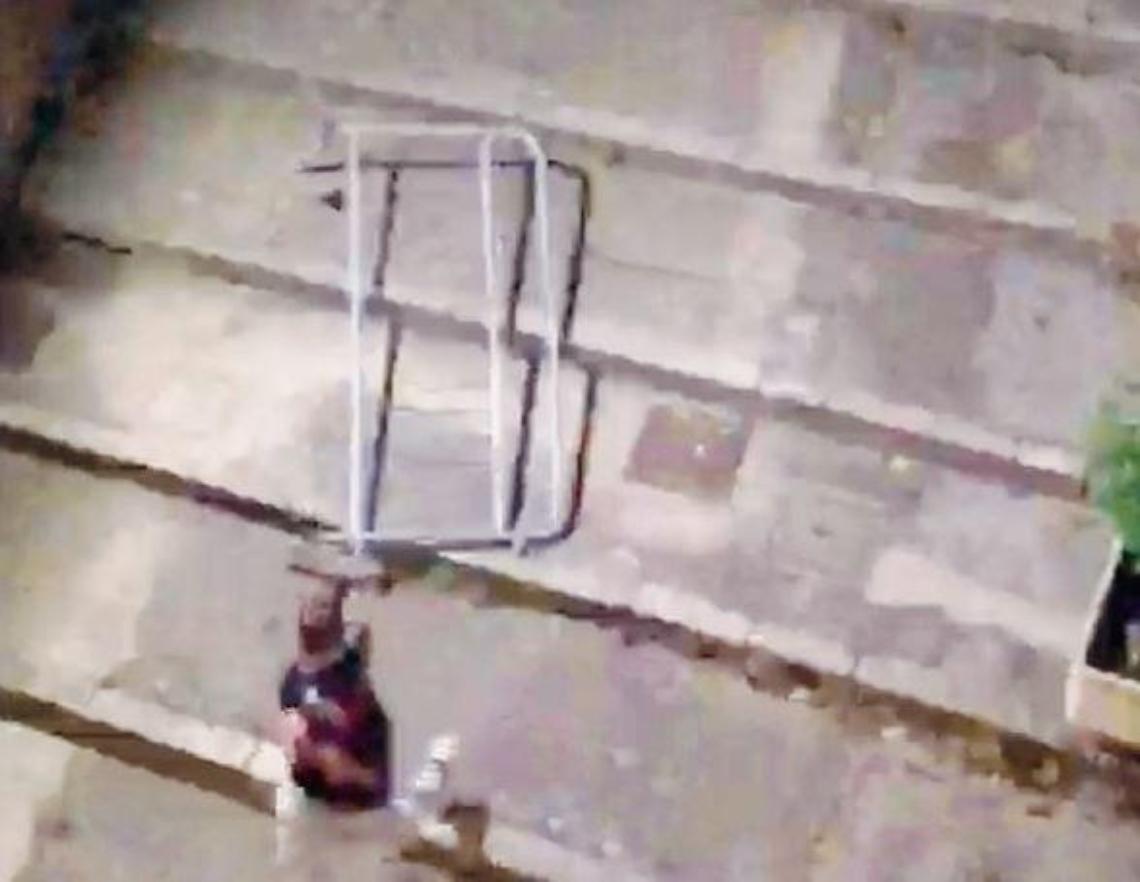 Rissa tra giovani in centro, volano transenne: ragazzo colpito dietro la nuca