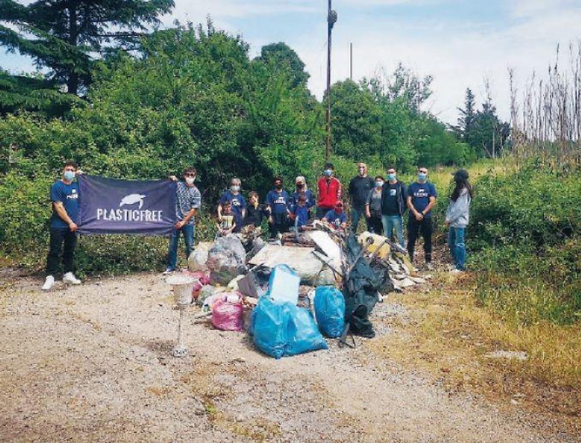 Ceccano, i volontari "PlasticFree" ripuliscono la Pescara
