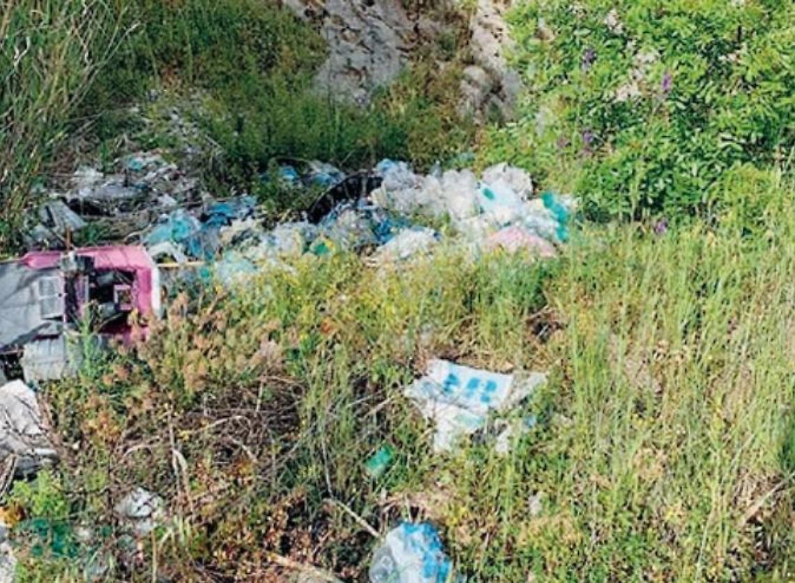 Spunta l'ennesima discarica a cielo aperto: gli incivili fanno un altro scempio
