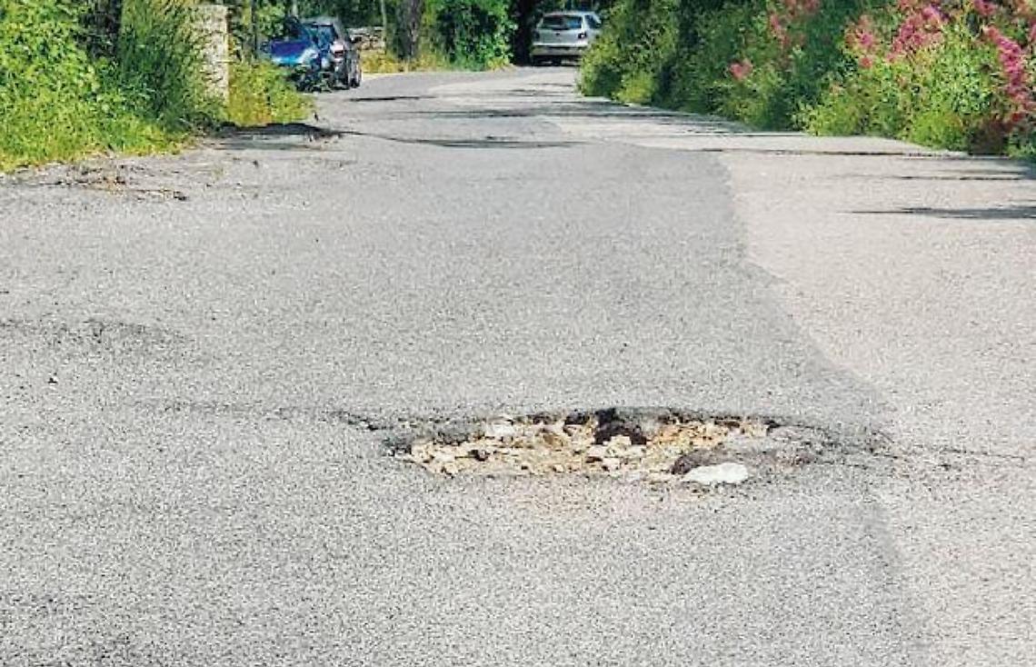 Veroli, strada piena di buche: lo sfogo corre sui social