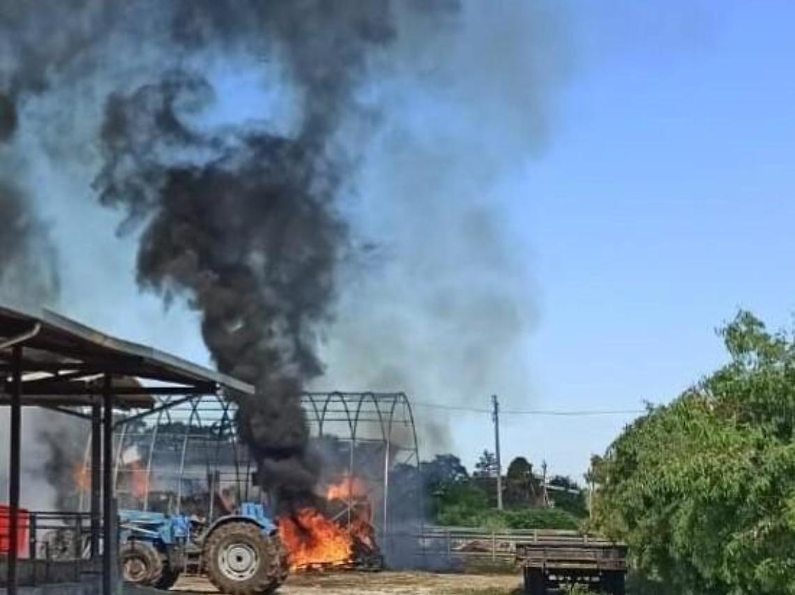 Capannone distrutto da un incendio, il fuoco ha distrutto tutto: danni ingenti