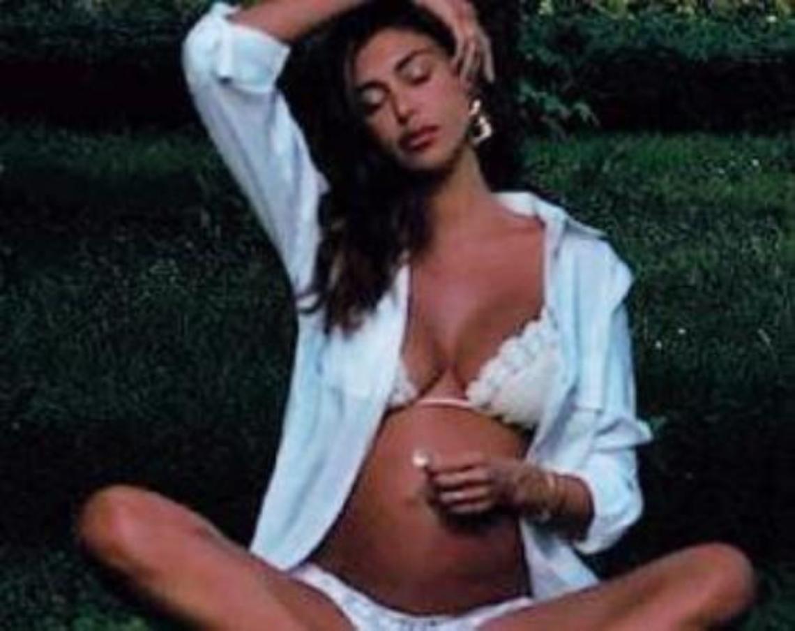 Belen Rodriguez, una dolce maternità: ecco la foto del pancione-cocomero