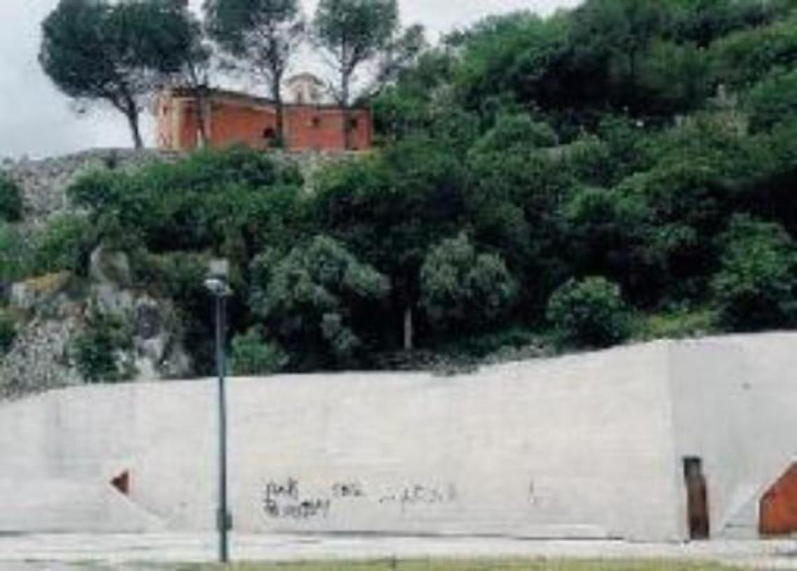 Vandali in azione nel centro città: la piazza diventa 'terra di nessuno'