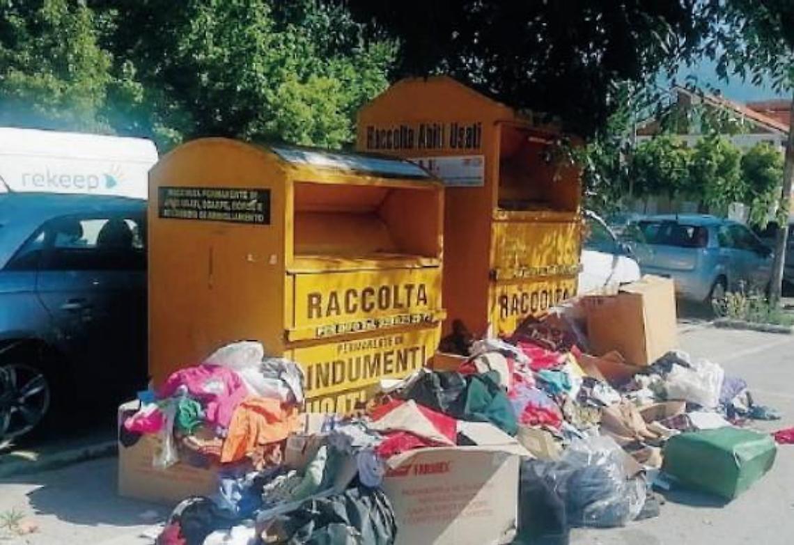 Cassonetti gialli stracolmi, abbandonati rifiuti di ogni tipo: pronta la diffida