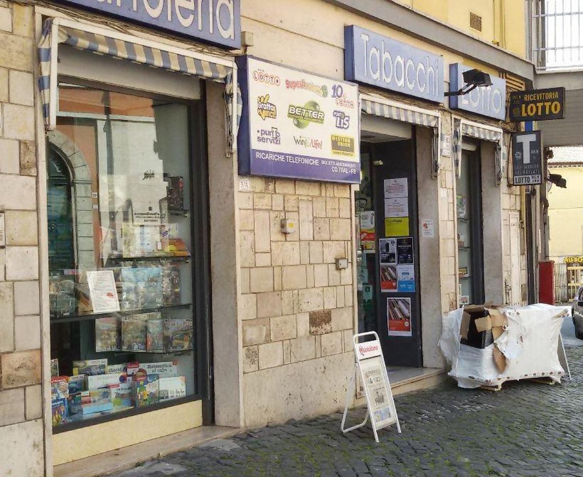 Compra un gratta e vinci da 10 euro e ne vince 20mila: colpo grosso in tabaccheria