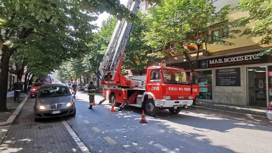 Vaso a rischio caduta in centro: scatta l'intervento dei vigili del fuoco