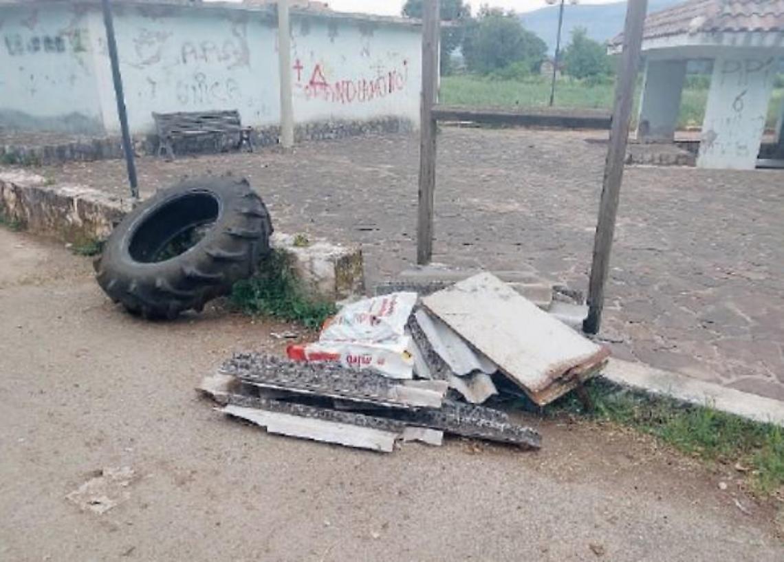 Rifiuti pericolosi abbandonati vicino alla sorgente Schiavoni: c'era anche amianto