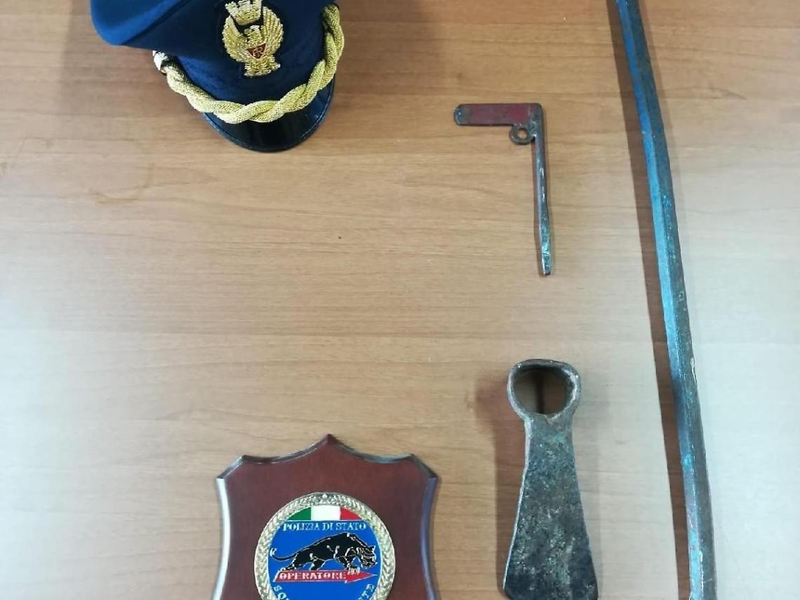 Furto in un deposito di autobus, ladro perde la borsa con il bottino: arrestato