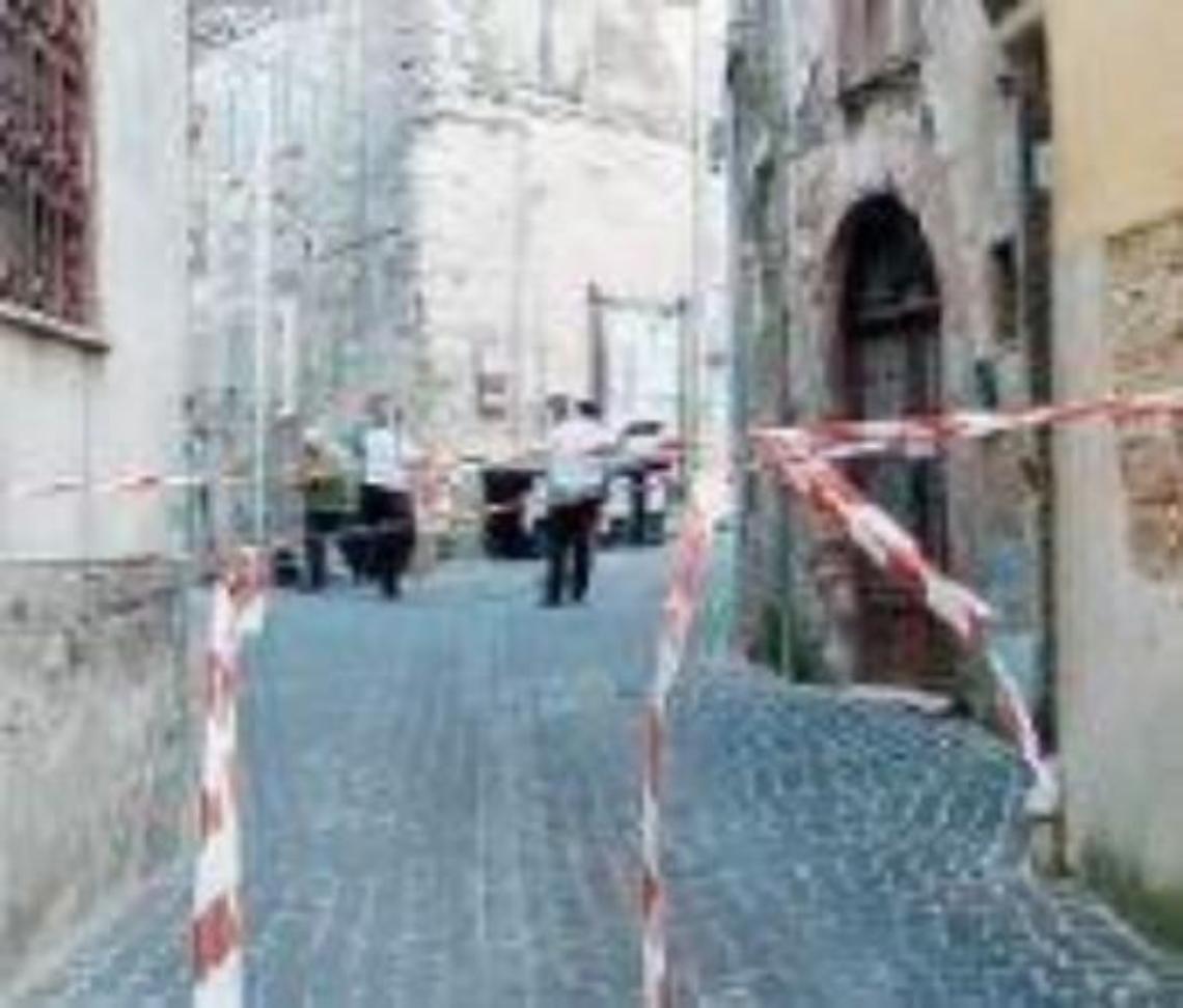 Cede il tetto di una casa, paura in strada: via chiusa e disagi al traffico