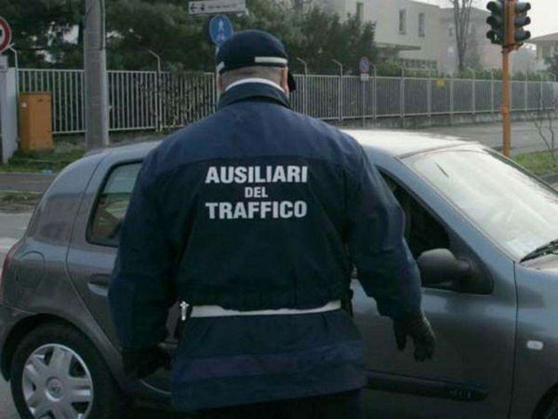 Lite tra ausiliari del traffico: calci e pugni in centro. Un uomo in ospedale
