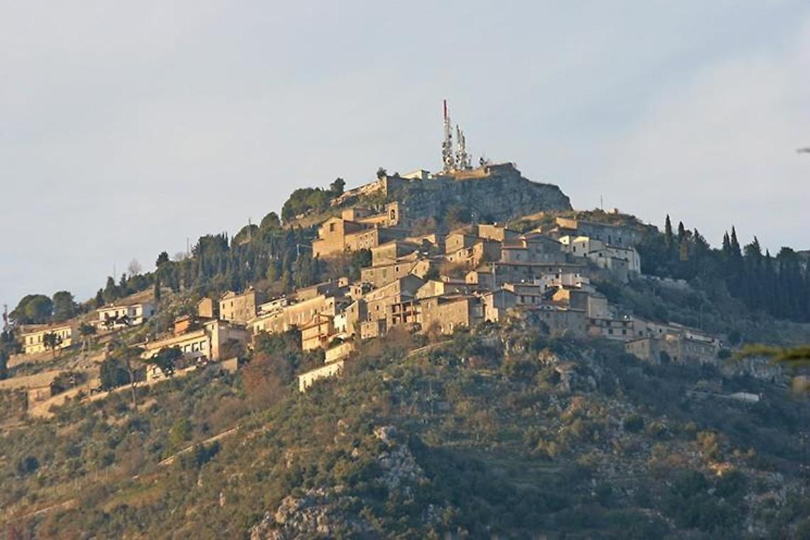 Consigliere accusato di furto: 'vespaio' di reazioni tra incredulità e condanna
