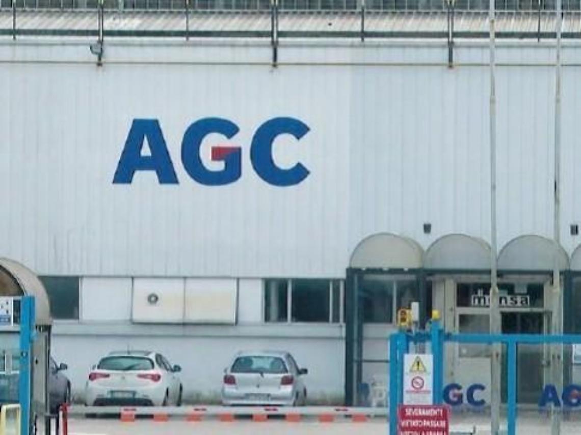 L'Agc “spegne” una linea, lavoratori a rischio: tremano le famiglie. È sciopero