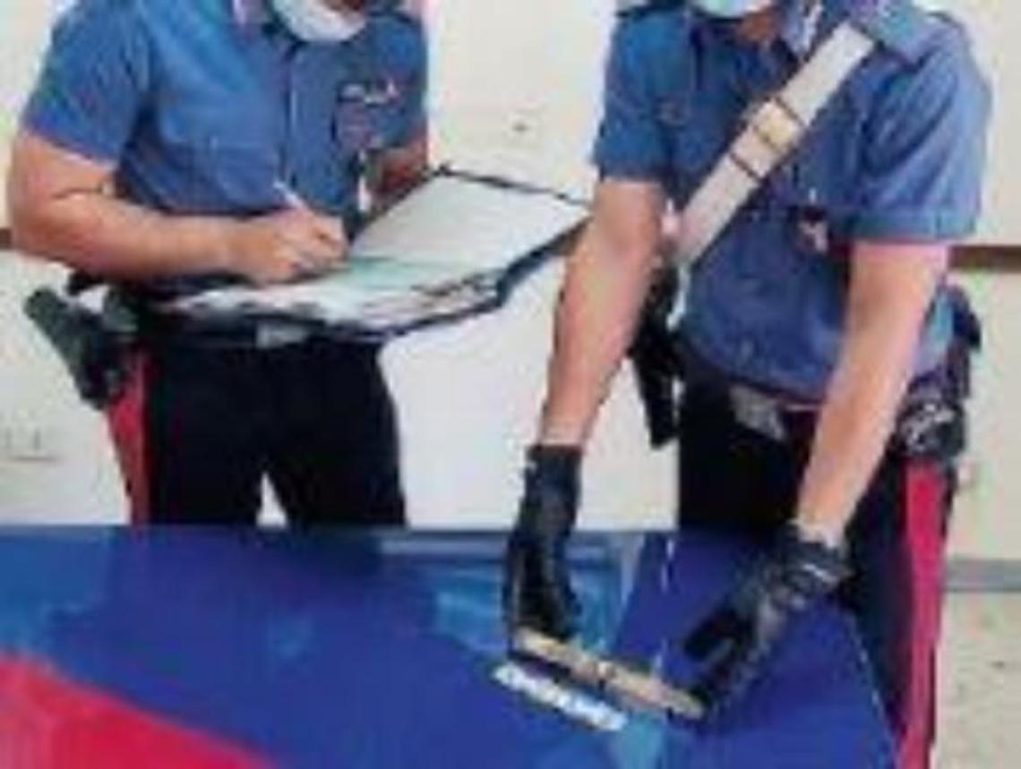 Fermato con un grosso coltello a serramanico in auto: 35enne denunciato