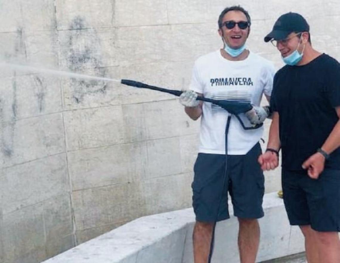 Streetartist ripuliscono le scritte dei vandali: l'impegno per la città