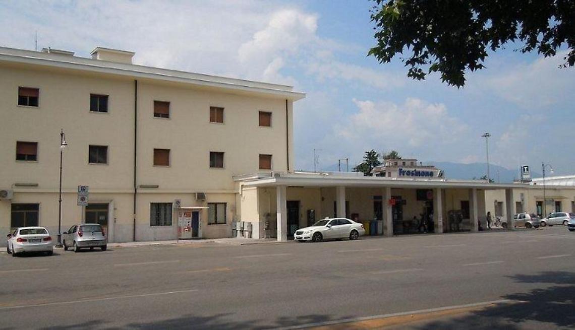 Donna investita da un treno; braccio tagliato dal convoglio. Tolta dai binari in extremis