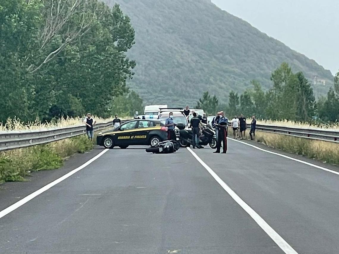 Incidente sulla Frosinone-Mare, cade dalla moto e sbatte a terra: grave a Roma