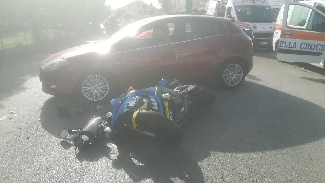 Schianto tra auto e moto, ferito un trentenne in sella alle due ruote