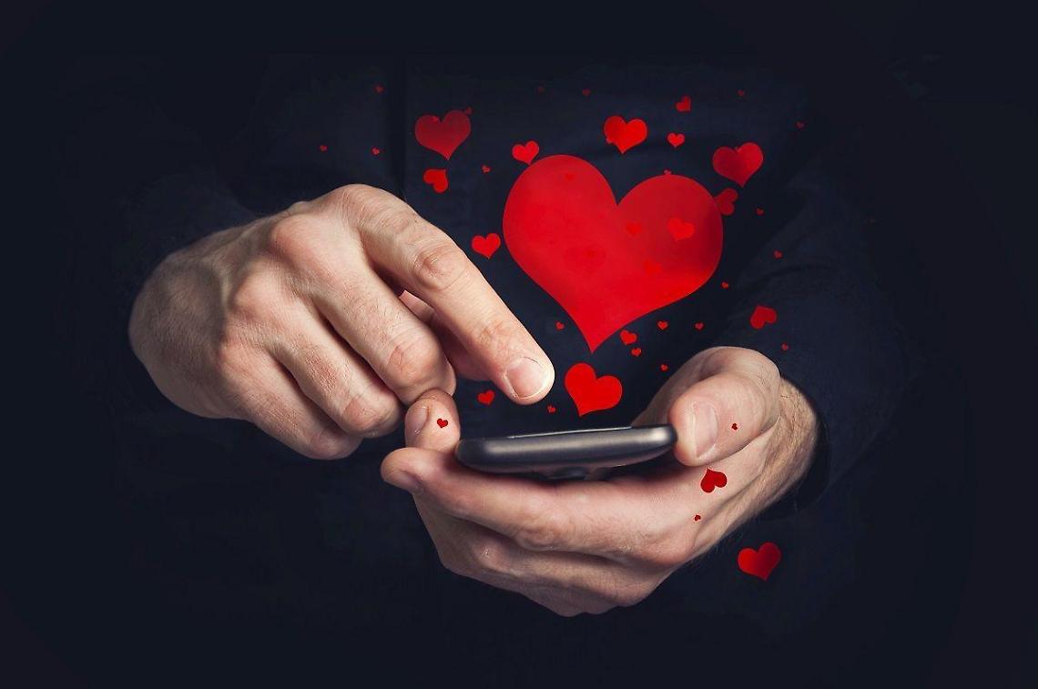 Una voce nella notte... il buio si illumina: così nasce un amore