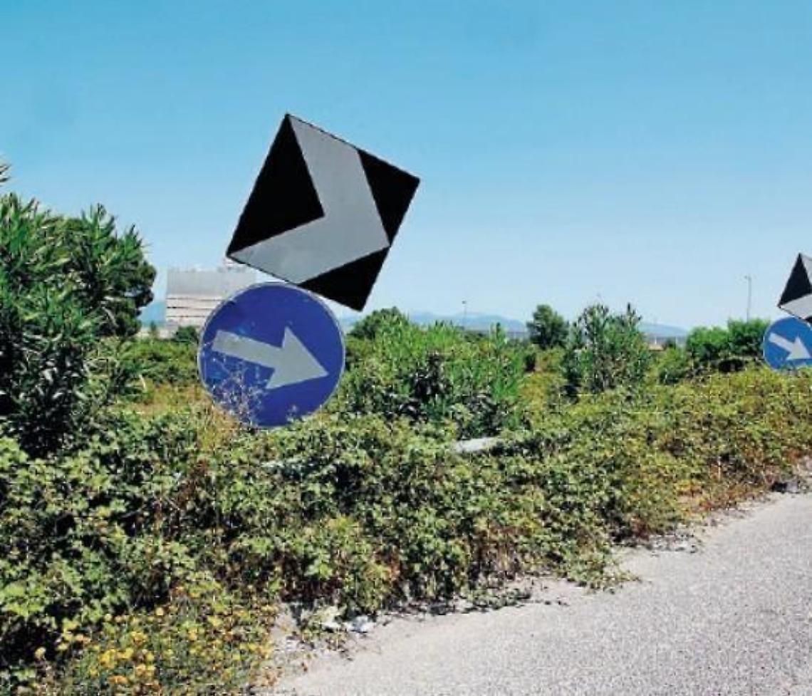 Zona industriale dimenticata, erba incolta e asfalto ko: chiesta la messa in sicurezza