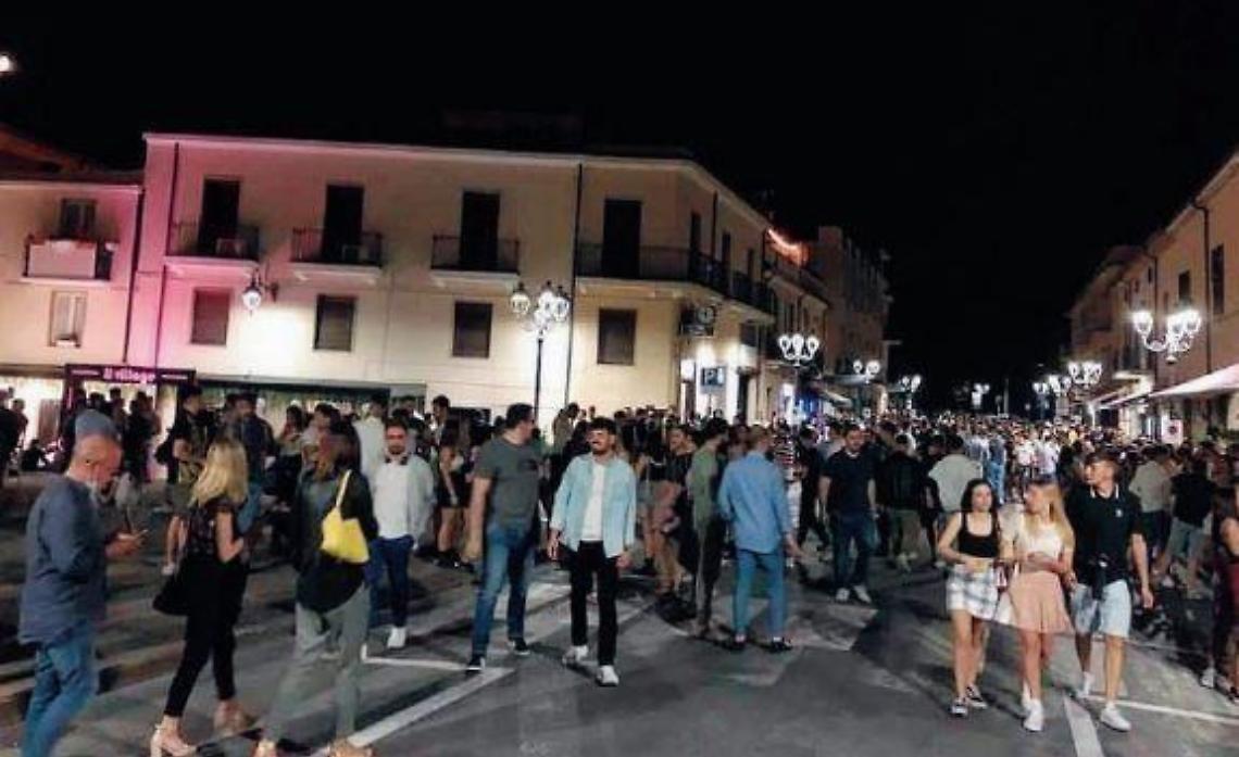 Movida più pulita: cibo e bevande vietati per strada, multe salate per i trasgressori
