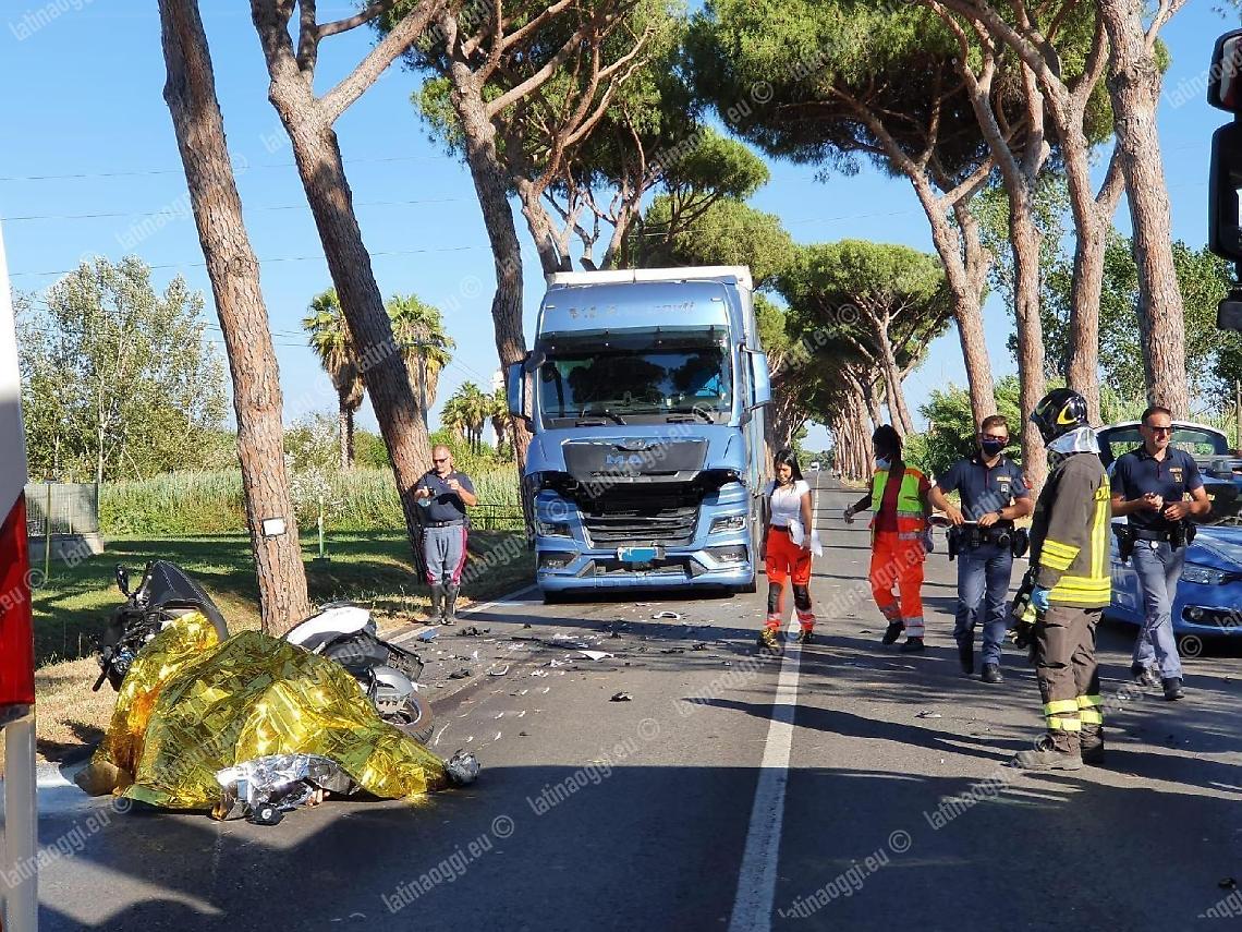 Con lo scooter contro un tir: muore il conducente delle "due ruote": identità da accertare