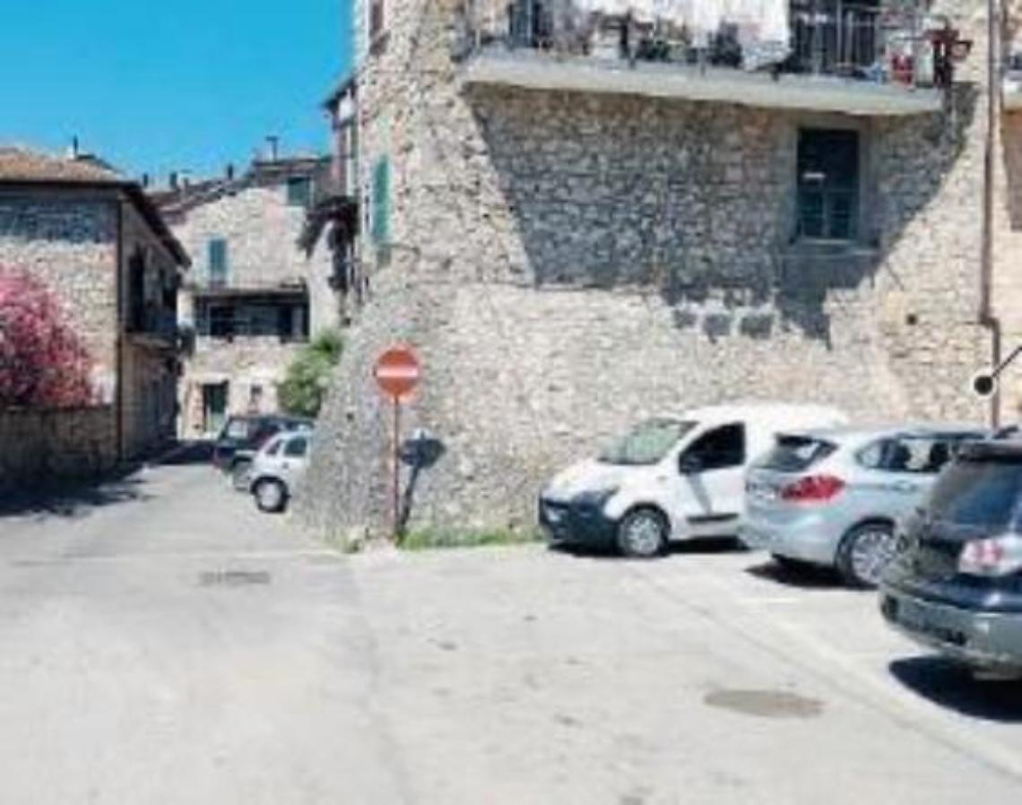 Atto vandalico in pieno giorno: sfregiate 2 auto. Le offese contro la stessa famiglia