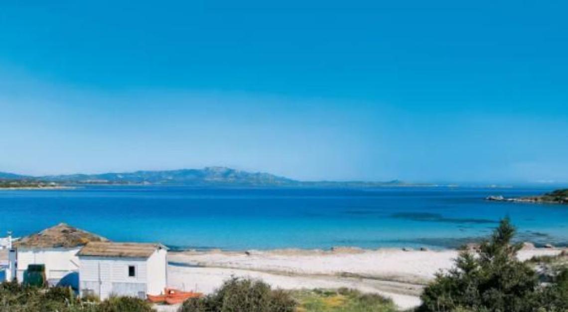 Si accascia in spiaggia e muore sotto gli occhi della moglie: erano in viaggio di nozze