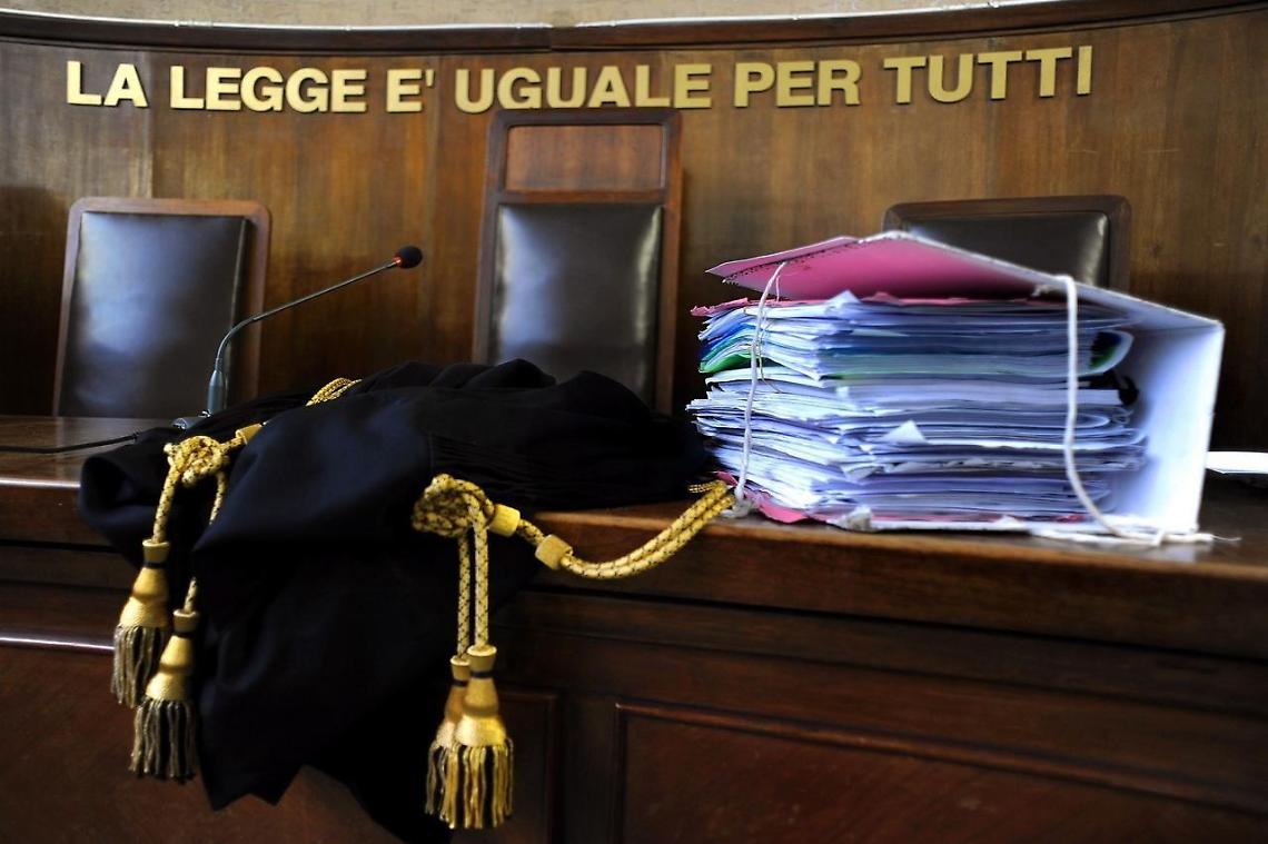 Lei lo lascia, lui la perseguita ed aggredisce. L'uomo ora è nei guai