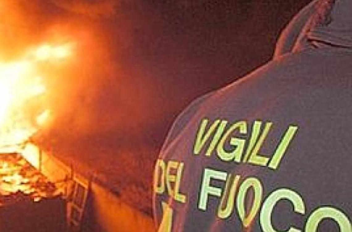 Esplosione notturna in una villetta: un morto e tre feriti tra le macerie