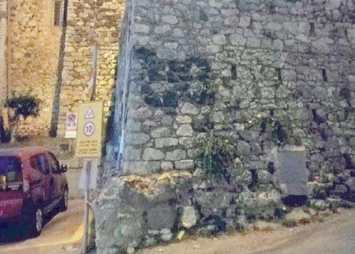 Si rompono i freni: vola giù dal muro con la bici. Un "volo" di sette metri
