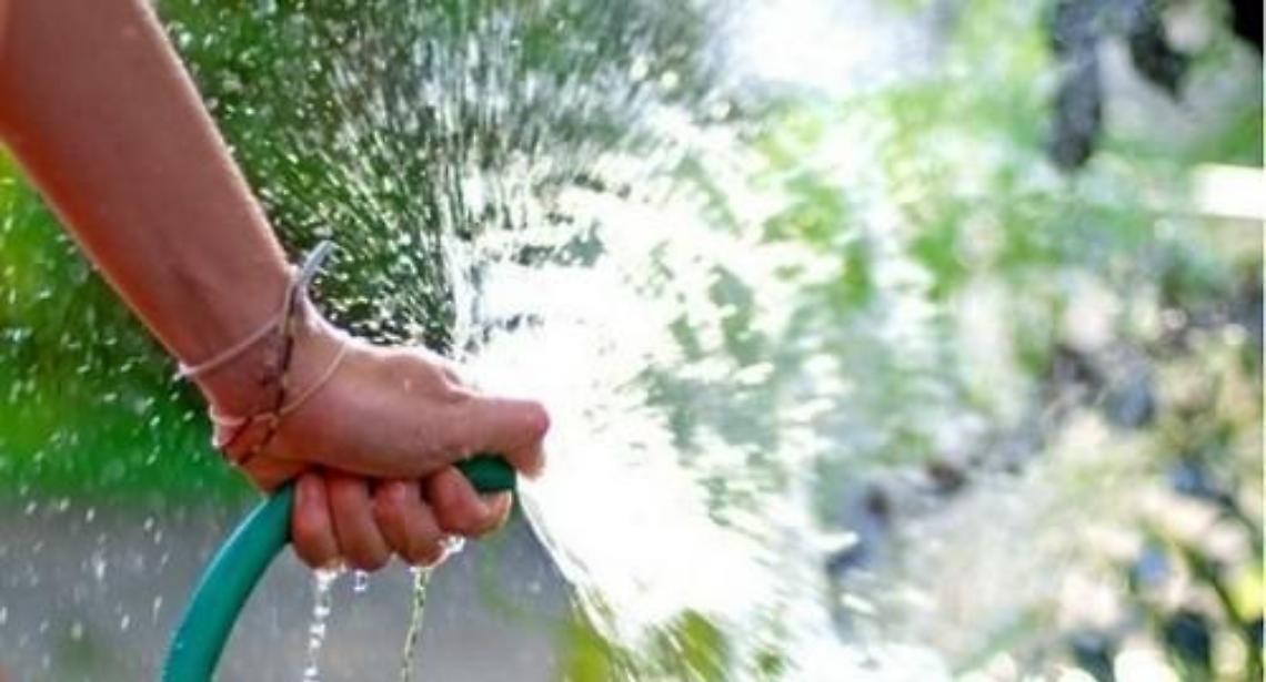 Lotta alla crisi idrica, chi spreca l'acqua paga: multe fino a 500 euro e denunce