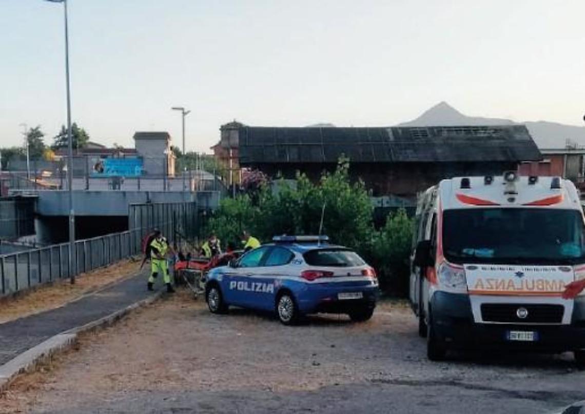 Ruba in un negozio, poi accoltella alla schiena il titolare: l'aggressore è un minorenne