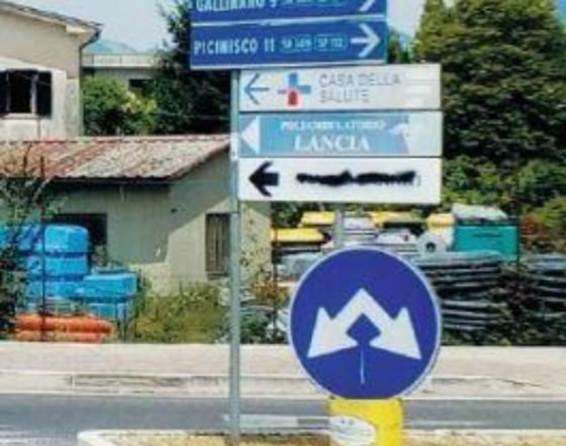 L'ineluttabile destino della strada senza cartello: vandalismo o messaggio nascosto?