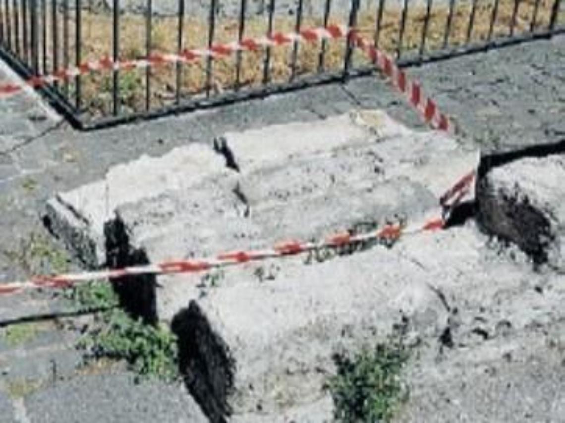Cede un muretto vicino alla cattedrale: area transennata in attesa dei lavori