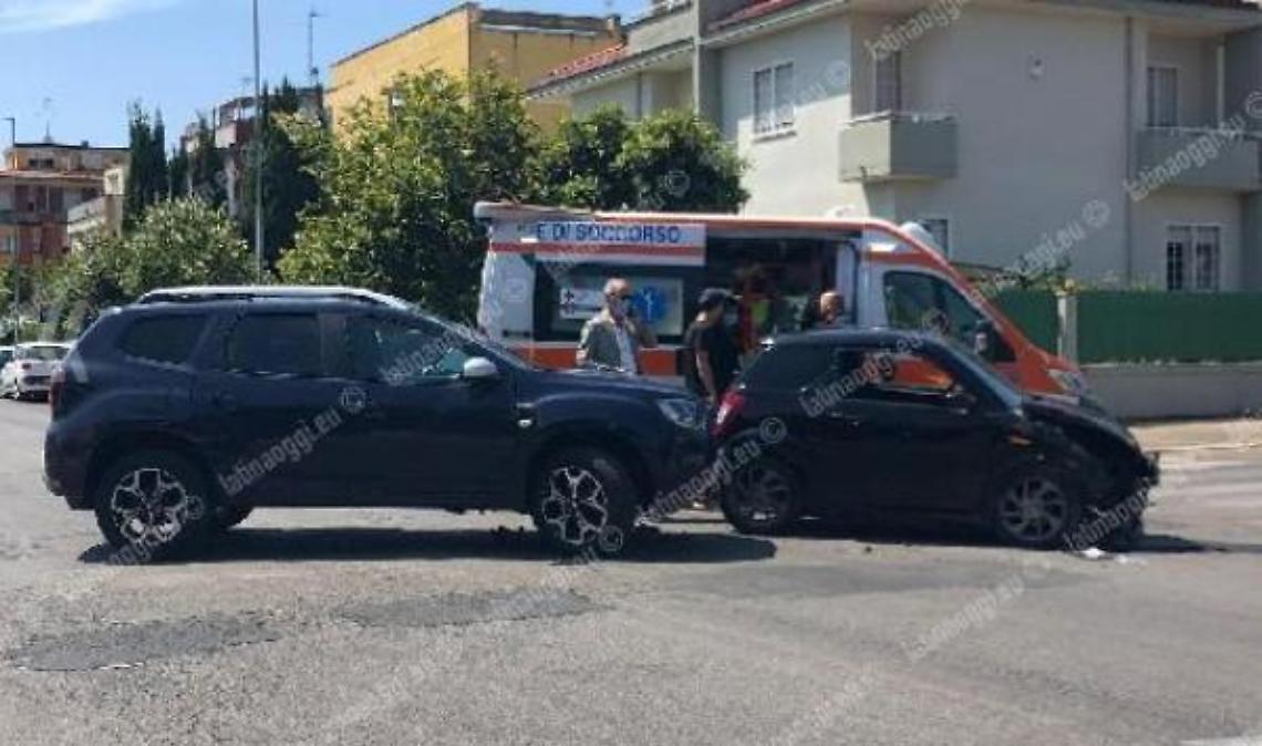 Incidente in pieno centro, suv contro minicar: ferita una minorenne