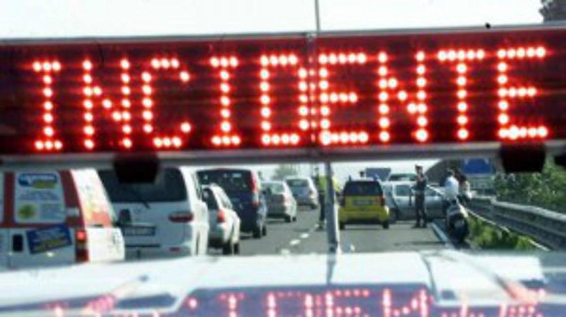 Incidente sull'A1, mezzo pesante si ribalta: lunghe code in autostrada